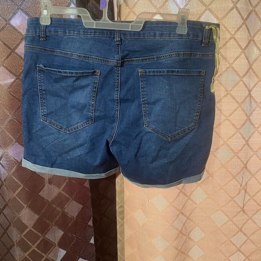 Plus size Ripped Short - Picture 3 of 3